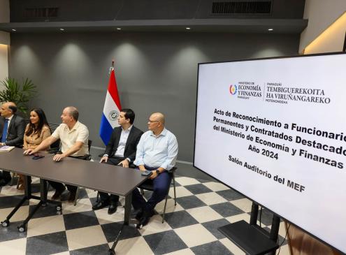 Autoridades en acto de reconocimiento a funcionarios 