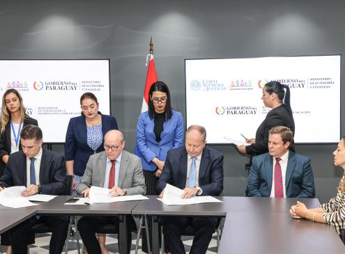 MInistro Fernández Valdovinos en firma de convenio RUN