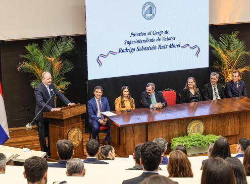 Ministro Carlos Fernández Valdovinos en posesión de cargo Superintendente de Valores