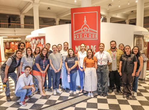 equipo de MuCi de visita al Museo de Economía