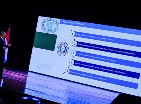 Ministro Fernández Valdovinos en Congreso de Economía