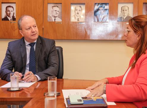 Reunión del minisro Carlos Fernández y la ministra de la Mujer