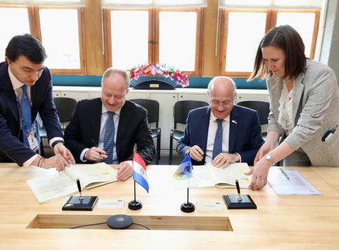 Firma de acuerdo con el BID