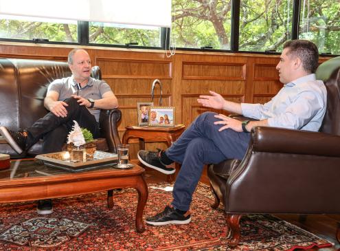 El ministro de Economía y Finanzas, Carlos Fernández Valdovinos y el titular del Ministerio de Tecnologías de la Información y Comunicación (MITIC), Gustavo Villate