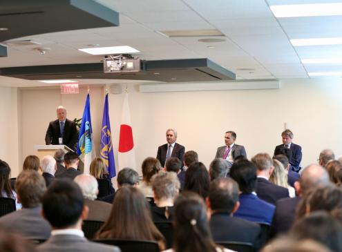 Ministro Fernández Valdovinos en evento del BID