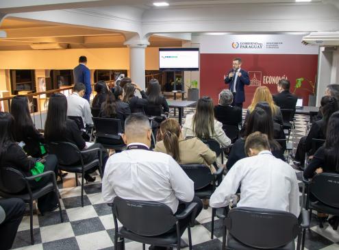 Charla a estudiantes - visitantes del Museo
