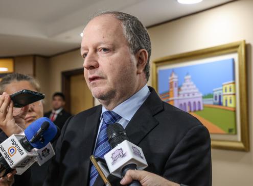 Ministro Carlos Fernández con medios en el Congreso