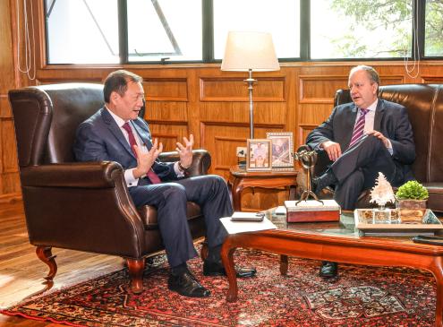Ministro Fernández Valdovinos con embajador de Taiwán