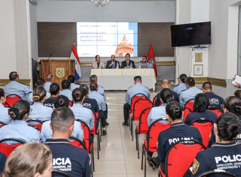 Capacitación a policías en la Comandancia