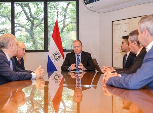 El ministro de Economía y Finanzas, Carlos Fernández Valdovinos, en reunión con representantes de BNB Corporación Paraguay