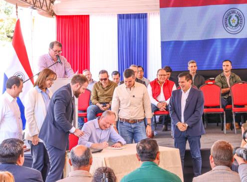 Ministro Carlos Fernández Valdovinos en firma de garantía Che Roga Pora