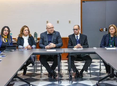 Viceministro de Administración Financiera, Oscar Lovera, y técnicos del MEF
