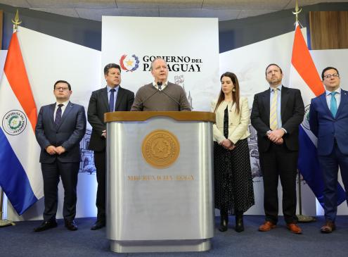 Ministro Carlos Fernández en conferecia de prensa en Mburuvicha Roga