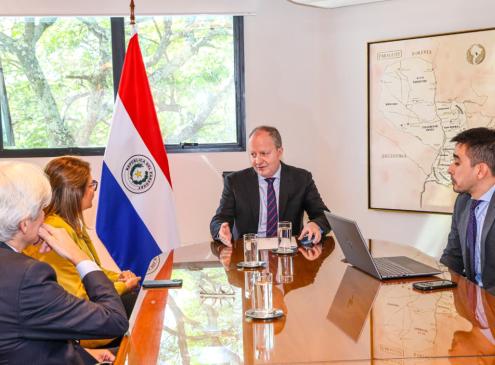 Reunión del ministro Carlos Fernández con manager de Nestlé 