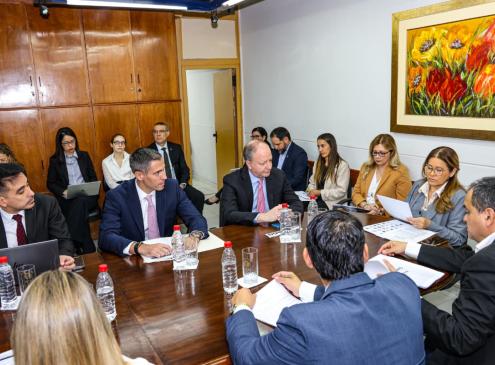 Ministro Fernández Valdovinos con diputados sobre leyes económicas