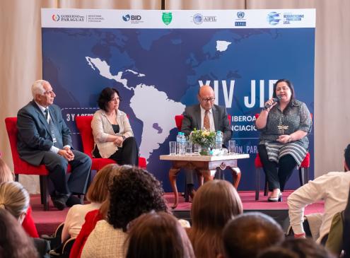 Directora de Departamentos y Municipios en Seminario Internacional