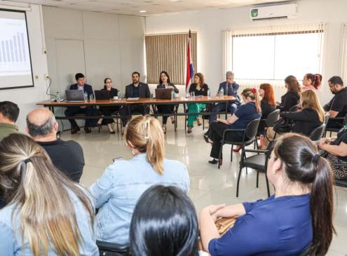 Caja Fiscal con docentes universitarios