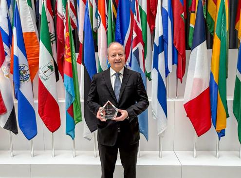 Ministro Carlos Fernández, premio de LatinFinance