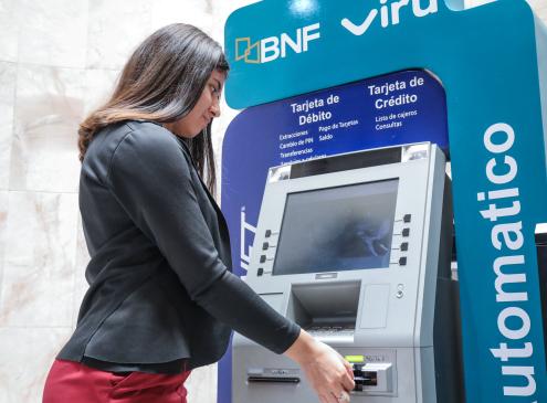 funcionaria en cajero 