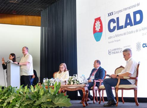 Ministro Carlos Fernández en CLAD 