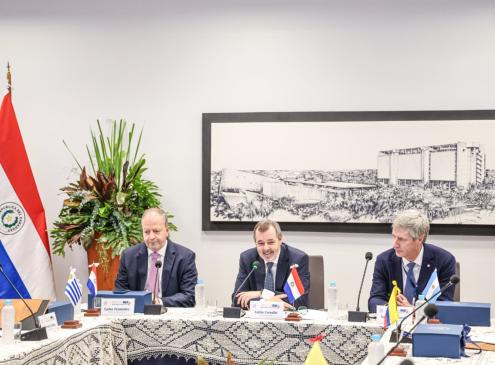 Ministro Fernández Valdovinos, y presidente del BCP Carlos Carvallo