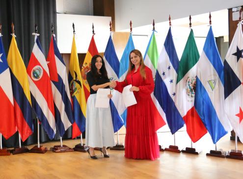 Viceministra de Capital Humano y Gestión Organizacional, Andrea Picaso, y la directora ejecutiva de la ESIAP, Claudia de Larin