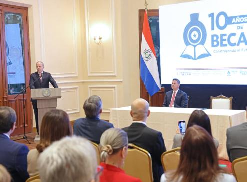 Ministro en los 10 años de Becal 