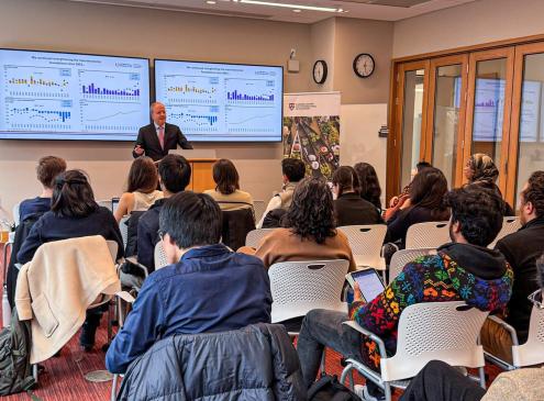 MInistro Carlos Fernández Valdovinos en Harvard 