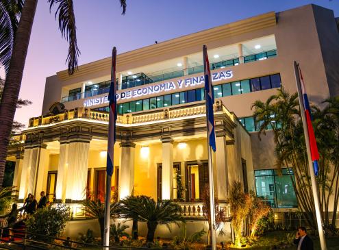 Fachada del edificio del Ministerio de Economía y Finanzas 