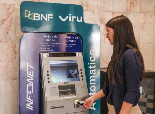 Funcionaria en cajero