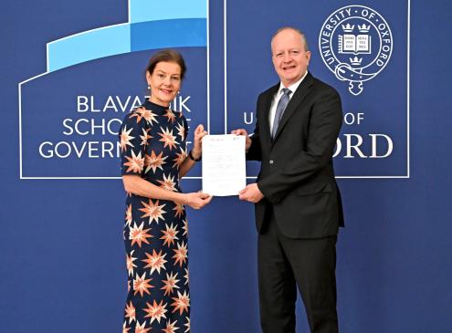 Ministro firmó convenio con Oxford