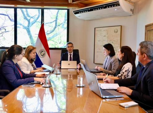 Reunión del ministro interino Juan José Galeano con equipo técnico del MEF