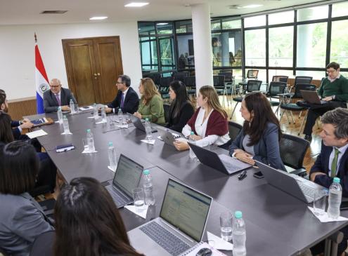 Reunión del ministro Oscar Lovera con Moodys