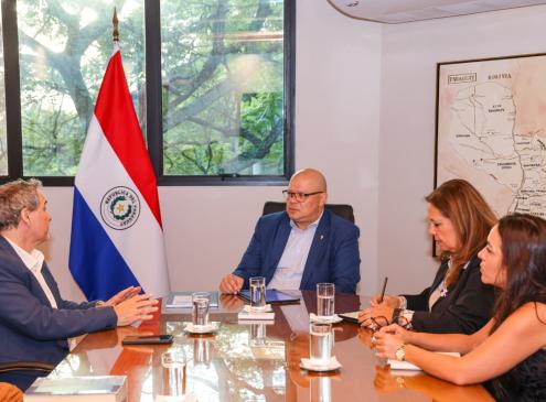 El ministro de Economía y Finanzas, Oscar Lovera, recibió en su despacho al secretario ejecutivo de la Autoridad Reguladora Radiológica y Nuclear (ARRN), Jorge Molina