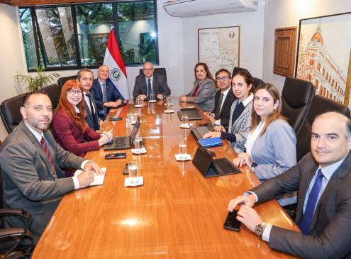 Ministro de Economía y Finanzas, Oscar Lovera en reunión con el representante residente del Programa de las Naciones Unidas para el Desarrollo (PNUD) en Paraguay