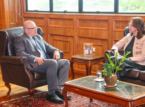 Reunión del ministro Oscar Lovera con la presidenta de la AFD, Stella Gillén.