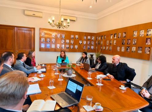 Viceministra Teodora Recalde en reunión
